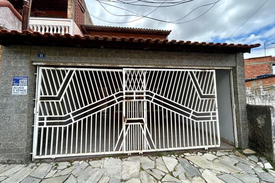 Placa instalada na fachada do imóvel  de casa à venda com 3 quartos, 300m² em Jardim Vila Galvao, Guarulhos