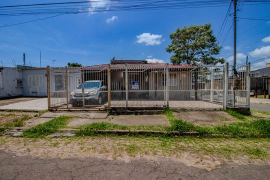 Fachada de casa à venda com 4 quartos, 350m² em Rubem Berta, Porto Alegre