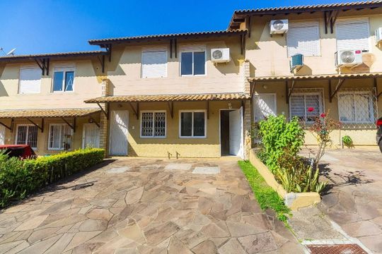 Fachada  de casa de condomínio à venda com 2 quartos, 98m² em Morro Santana, Porto Alegre