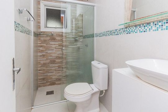 Banheiro  de casa de condomínio à venda com 2 quartos, 98m² em Morro Santana, Porto Alegre
