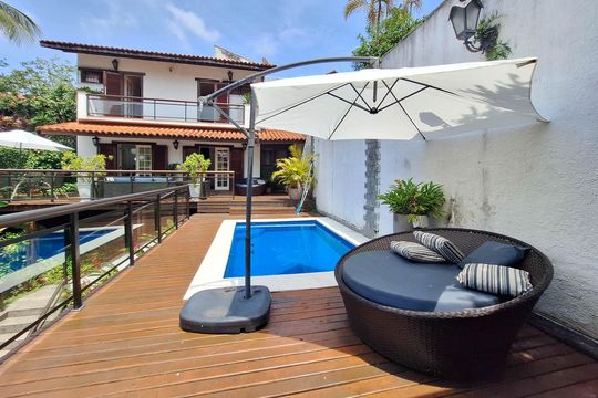 Piscina de casa à venda com 4 quartos, 420m² em São Francisco, Niterói