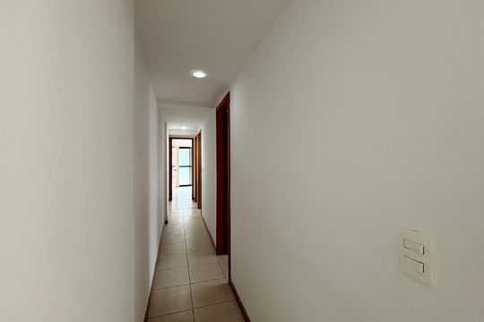 Sala - corredor de acesso de apartamento para alugar com 3 quartos, 111m² em Botafogo, Rio de Janeiro