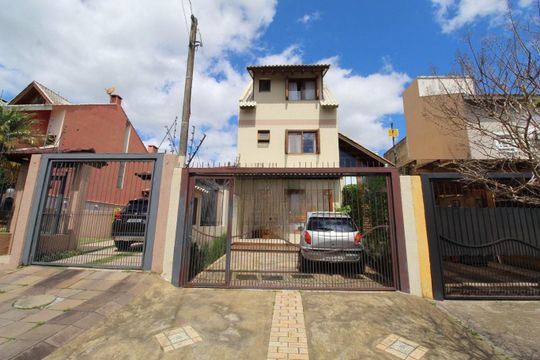 Fachada de casa à venda com 3 quartos, 160m² em Guarujá, Porto Alegre