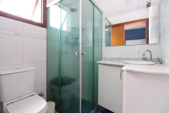 Banheiro Suíte de casa à venda com 3 quartos, 160m² em Guarujá, Porto Alegre