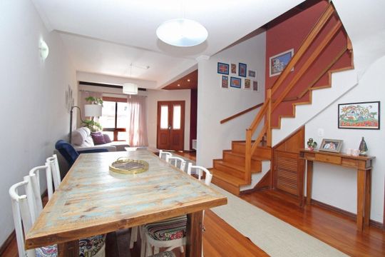 Sala de casa à venda com 3 quartos, 160m² em Guarujá, Porto Alegre