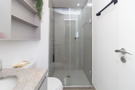 Banheiro Social de apartamento à venda com 2 quartos, 58m² em Azenha, Porto Alegre