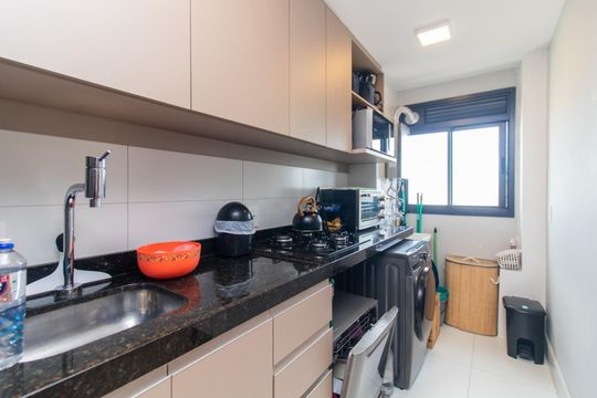 Cozinha de apartamento à venda com 2 quartos, 58m² em Azenha, Porto Alegre