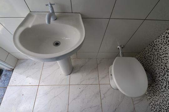 Banheiro quintal 2 de casa para alugar com 2 quartos, 360m² em Parque Residencial Candido Portinari, Ribeirão Preto