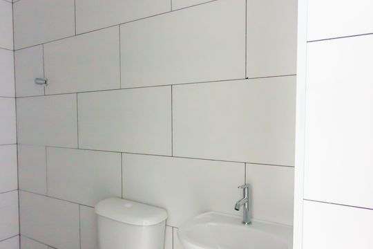 Banheiro social de kitnet/studio para alugar com 1 quarto, 29m² em Quitaúna , Osasco