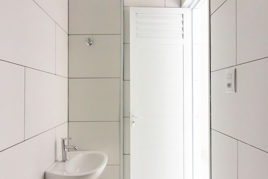 Banheiro social de kitnet/studio para alugar com 1 quarto, 29m² em Quitaúna , Osasco