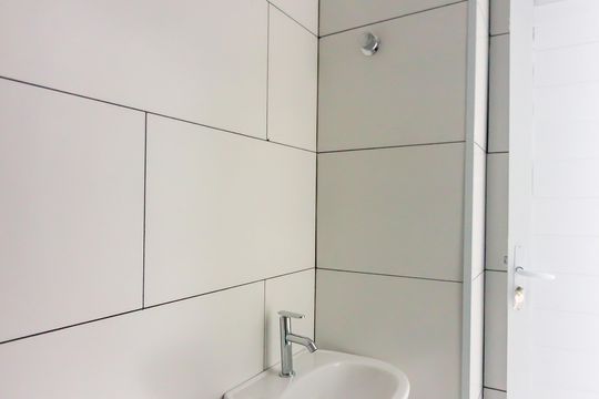 Banheiro social de kitnet/studio para alugar com 1 quarto, 29m² em Quitaúna , Osasco