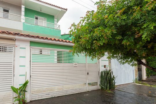Fachada de casa à venda com 3 quartos, 136m² em Interlagos, São Paulo