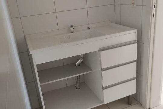 Banheiro de apartamento à venda com 2 quartos, 52m² em Fátima, Canoas