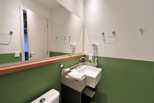 Banheiro de kitnet/studio à venda com 1 quarto, 27m² em Indianópolis, São Paulo
