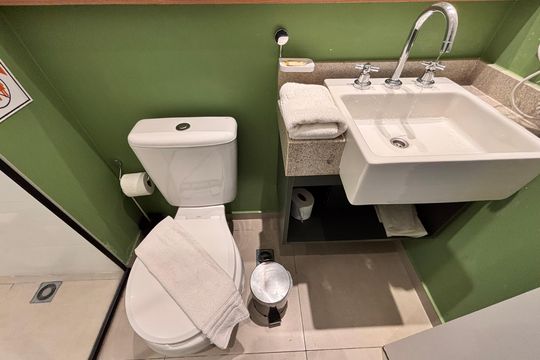 Banheiro de kitnet/studio à venda com 1 quarto, 27m² em Indianópolis, São Paulo