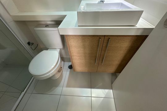Banheiro de apartamento para alugar com 1 quarto, 51m² em Empresarial 18 do Forte, Barueri