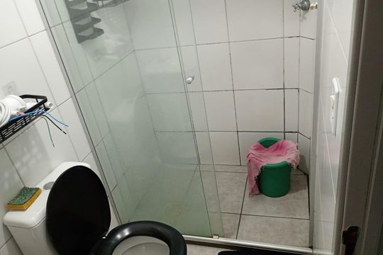 Banheiro de apartamento à venda com 2 quartos, 42m² em São José, Porto Alegre
