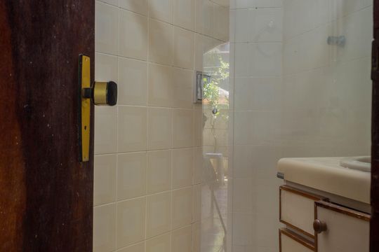 Banheiro da Suíte 1 de casa para alugar com 3 quartos, 400m² em Jardim Sao Luis, São Bernardo do Campo
