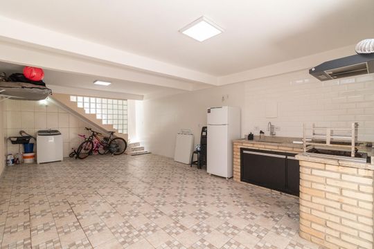 Garagem de casa à venda com 2 quartos, 100m² em Vila Salete, São Paulo