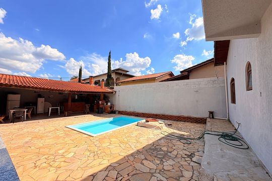 Quintal com piscina e churrasqueira de casa à venda com 3 quartos, 500m² em Corrupira, Jundiaí