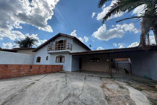Fachada de casa à venda com 3 quartos, 500m² em Corrupira, Jundiaí