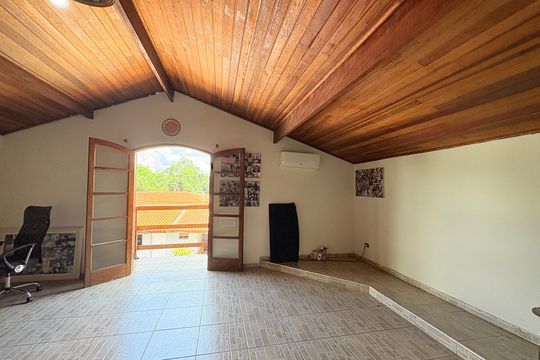 Piso superior de casa à venda com 3 quartos, 500m² em Corrupira, Jundiaí