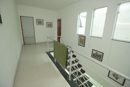 Corredor de casa à venda com 4 quartos, 144m² em Vila Humaita, Santo André