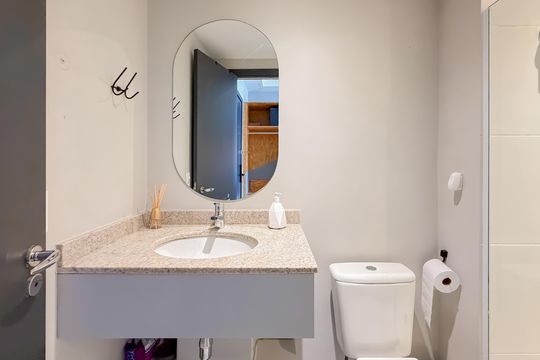 Banheiro de kitnet/studio para alugar com 1 quarto, 37m² em Sé, São Paulo