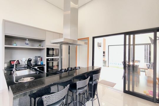 Cozinha de casa de condomínio à venda com 3 quartos, 217m² em Corrupira, Jundiaí