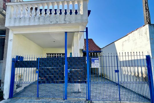 Placa instalada na fachada do imóvel de casa à venda com 4 quartos, 239m² em Jardim Dourado, Guarulhos