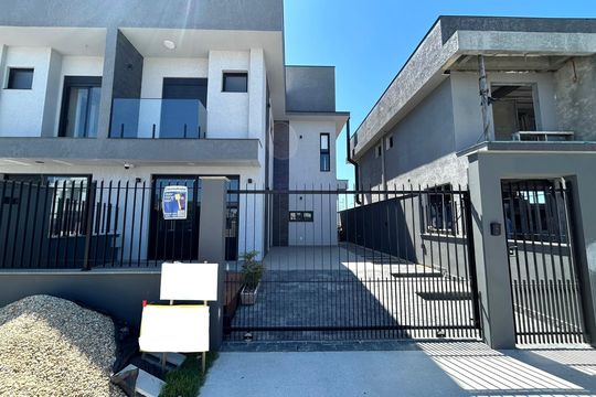 Fachada de casa para alugar com 3 quartos, 210m² em Campeche, Florianópolis