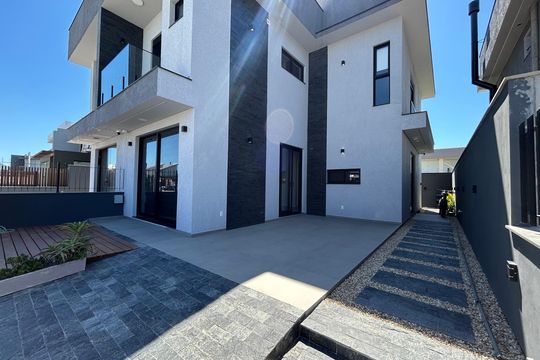 Garagem de casa para alugar com 3 quartos, 210m² em Campeche, Florianópolis