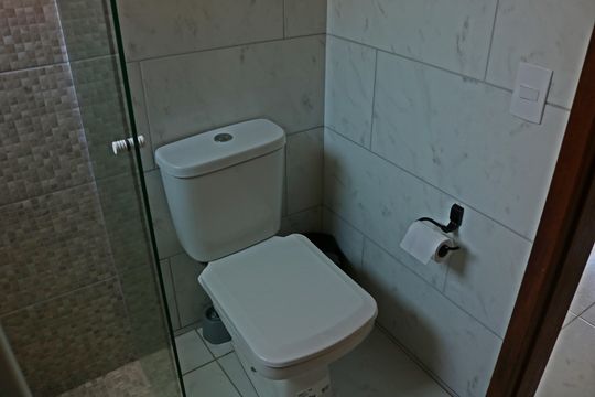 banheiro vaso sanitário de kitnet/studio para alugar com 1 quarto, 31m² em Barra da Lagoa, Florianópolis