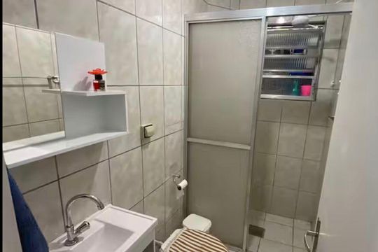 Banheiro de apartamento para alugar com 1 quarto, 45m² em Jardim Sao Miguel, Guarujá