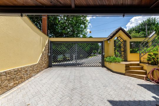 Portão de casa para alugar com 5 quartos, 500m² em City América, São Paulo