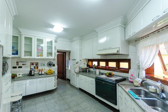 Cozinha de casa para alugar com 5 quartos, 500m² em City América, São Paulo