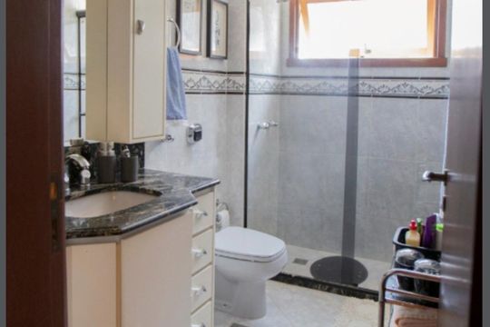 Banheiro de apartamento à venda com 2 quartos, 80m² em Higienópolis, Porto Alegre
