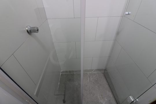 Banheiro social de kitnet/studio para alugar com 1 quarto, 20m² em Vila Marieta, São Paulo