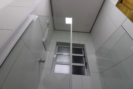 Banheiro social de kitnet/studio para alugar com 1 quarto, 20m² em Vila Marieta, São Paulo