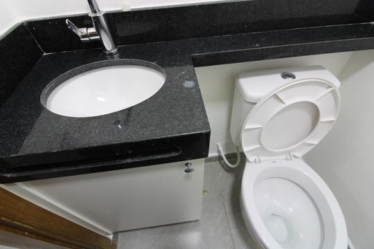 Banheiro social de kitnet/studio para alugar com 1 quarto, 20m² em Vila Marieta, São Paulo