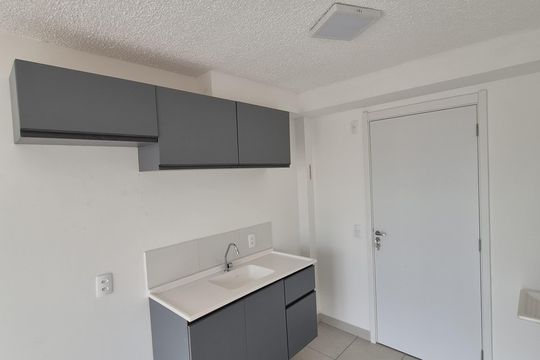 Cozinha de apartamento à venda com 1 quarto, 27m² em Jardim Itacolomi, São Paulo