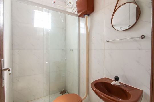 Banheiro de kitnet/studio para alugar com 1 quarto, 20m² em Mathias Velho, Canoas