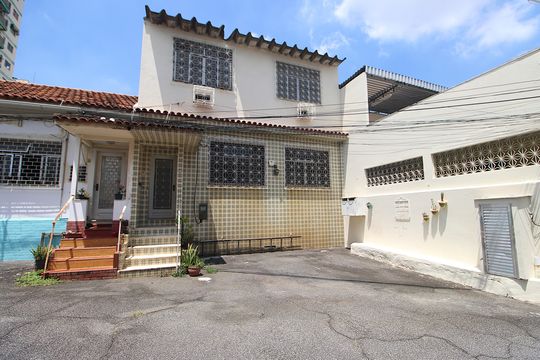 Fachada de casa à venda com 4 quartos, 153m² em Méier, Rio de Janeiro