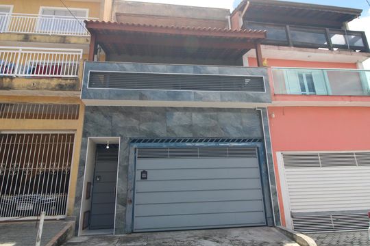 Fachada de casa à venda com 3 quartos, 250m² em Jardim Varginha, São Paulo