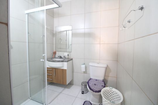 Banheiro da suíte 2 de casa à venda com 3 quartos, 250m² em Jardim Varginha, São Paulo