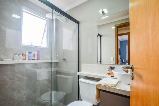 Banheiro de apartamento à venda com 2 quartos, 55m² em Vila Luzita, Santo André