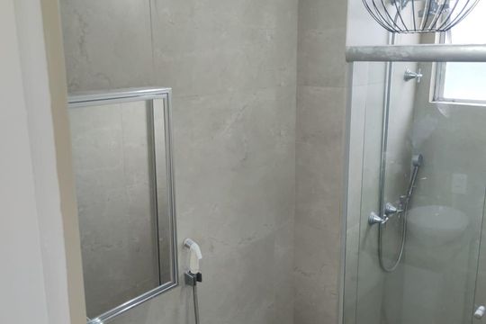 Banheiro de apartamento à venda com 2 quartos, 45m² em Partenon, Porto Alegre