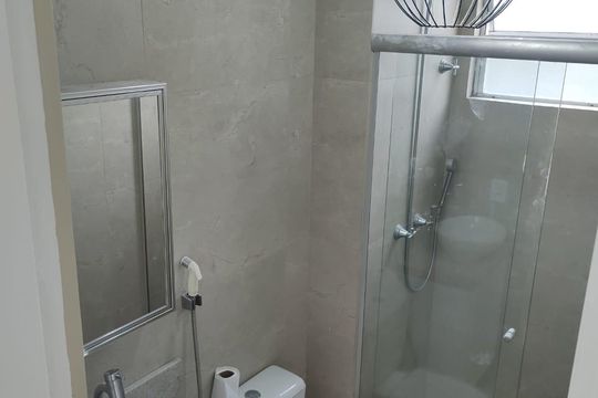 Banheiro de apartamento à venda com 2 quartos, 45m² em Partenon, Porto Alegre