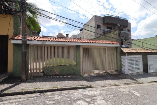 Fachada de casa à venda com 3 quartos, 400m² em Santa Maria, Santo André