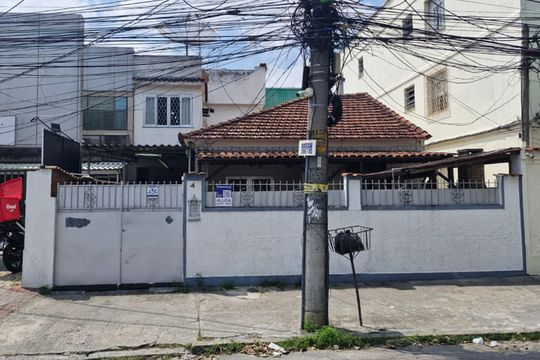 Fachada de casa para alugar com 3 quartos, 160m² em Vila Valqueire, Rio de Janeiro